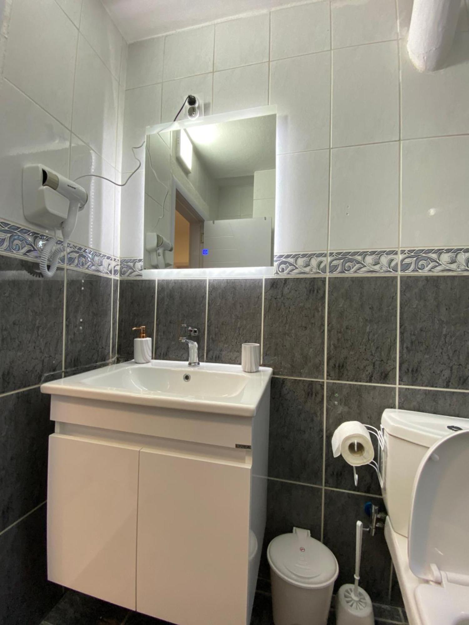 Hotspot Apartments - City Center Prishtine Bagian luar foto