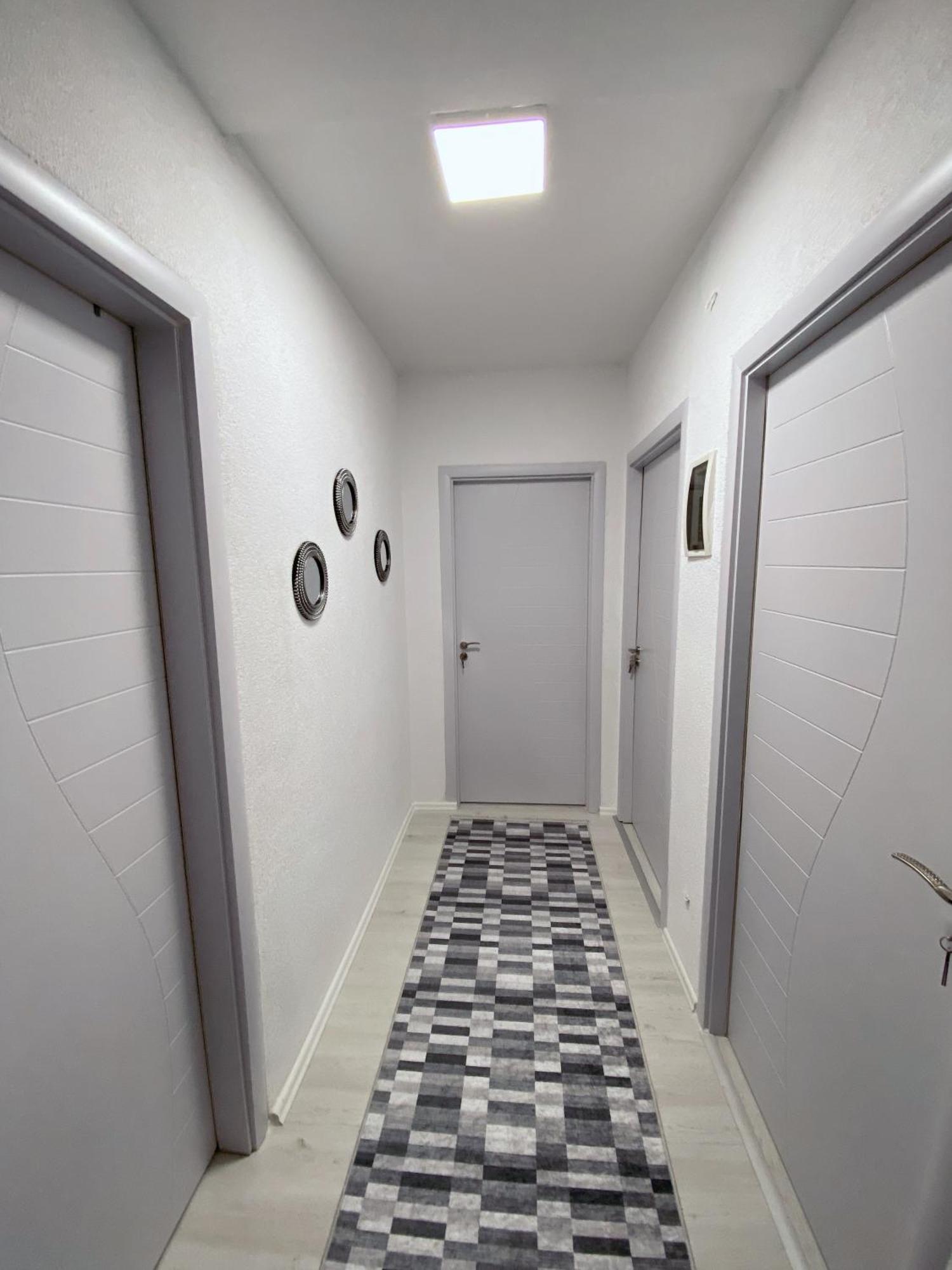 Hotspot Apartments - City Center Prishtine Bagian luar foto