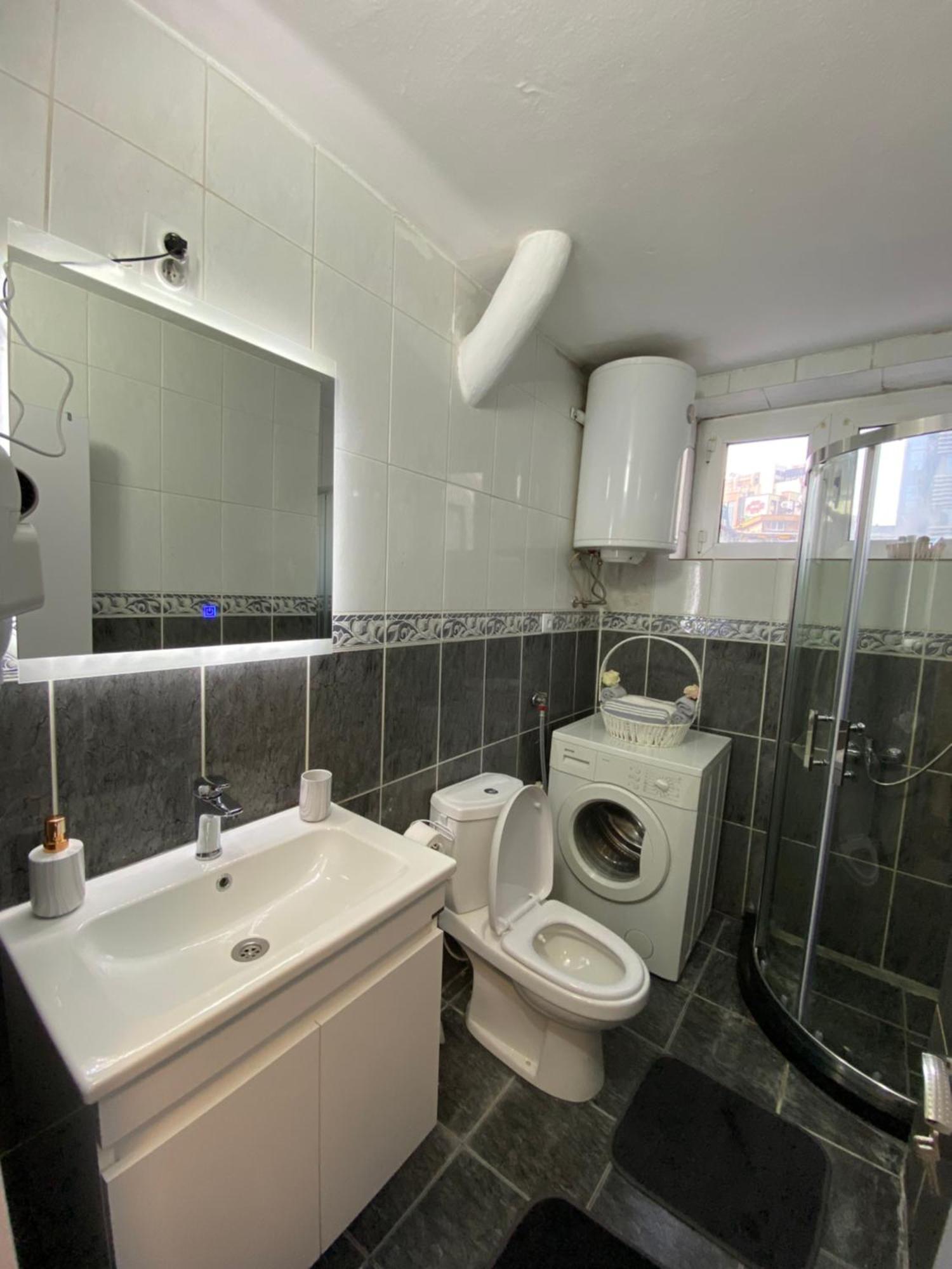 Hotspot Apartments - City Center Prishtine Bagian luar foto