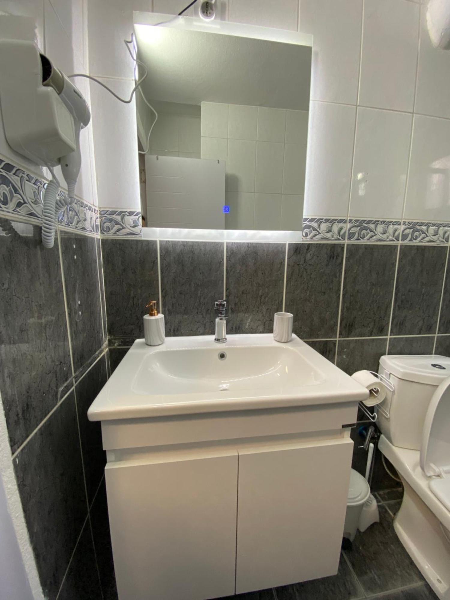 Hotspot Apartments - City Center Prishtine Bagian luar foto