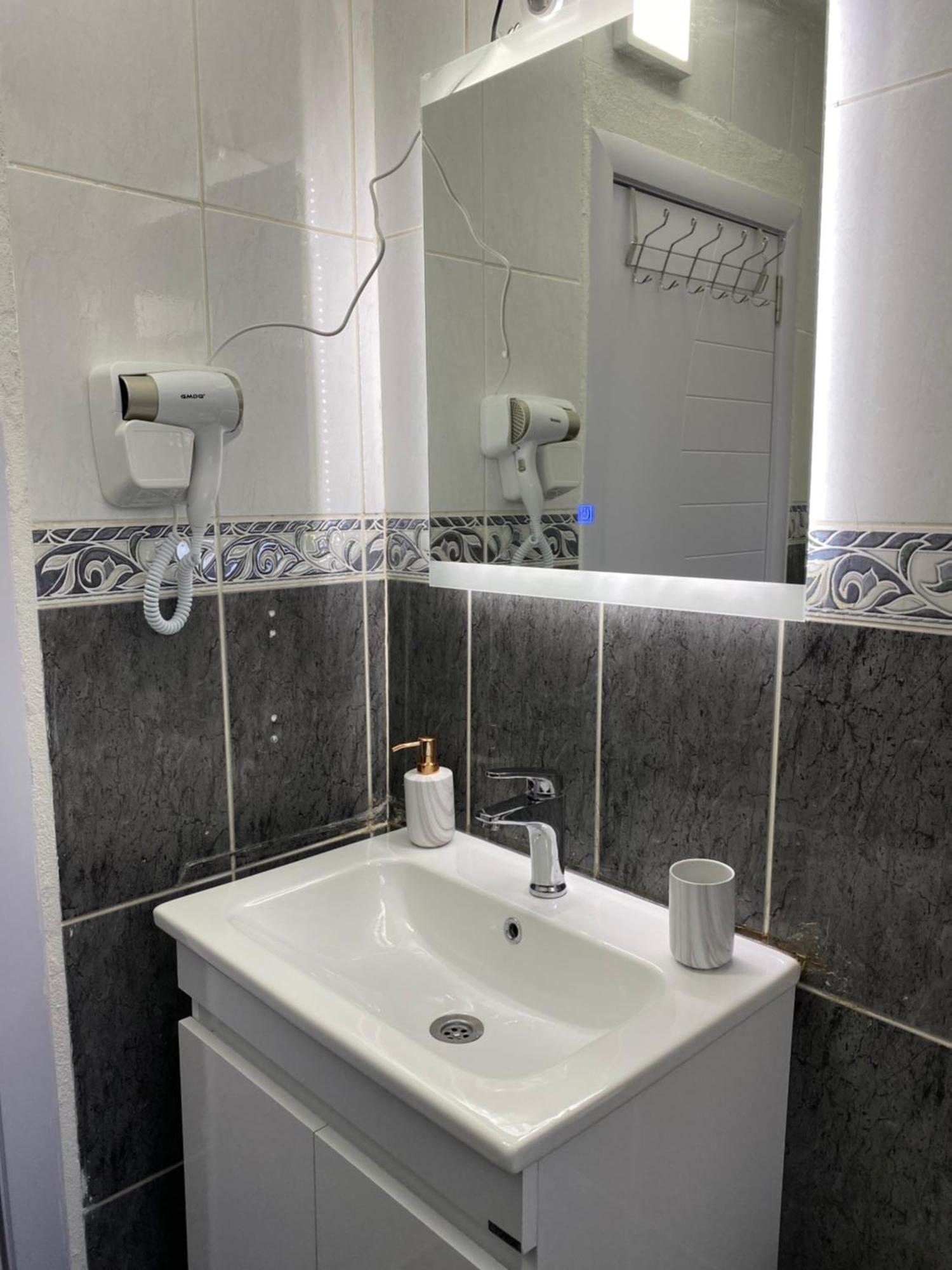 Hotspot Apartments - City Center Prishtine Bagian luar foto