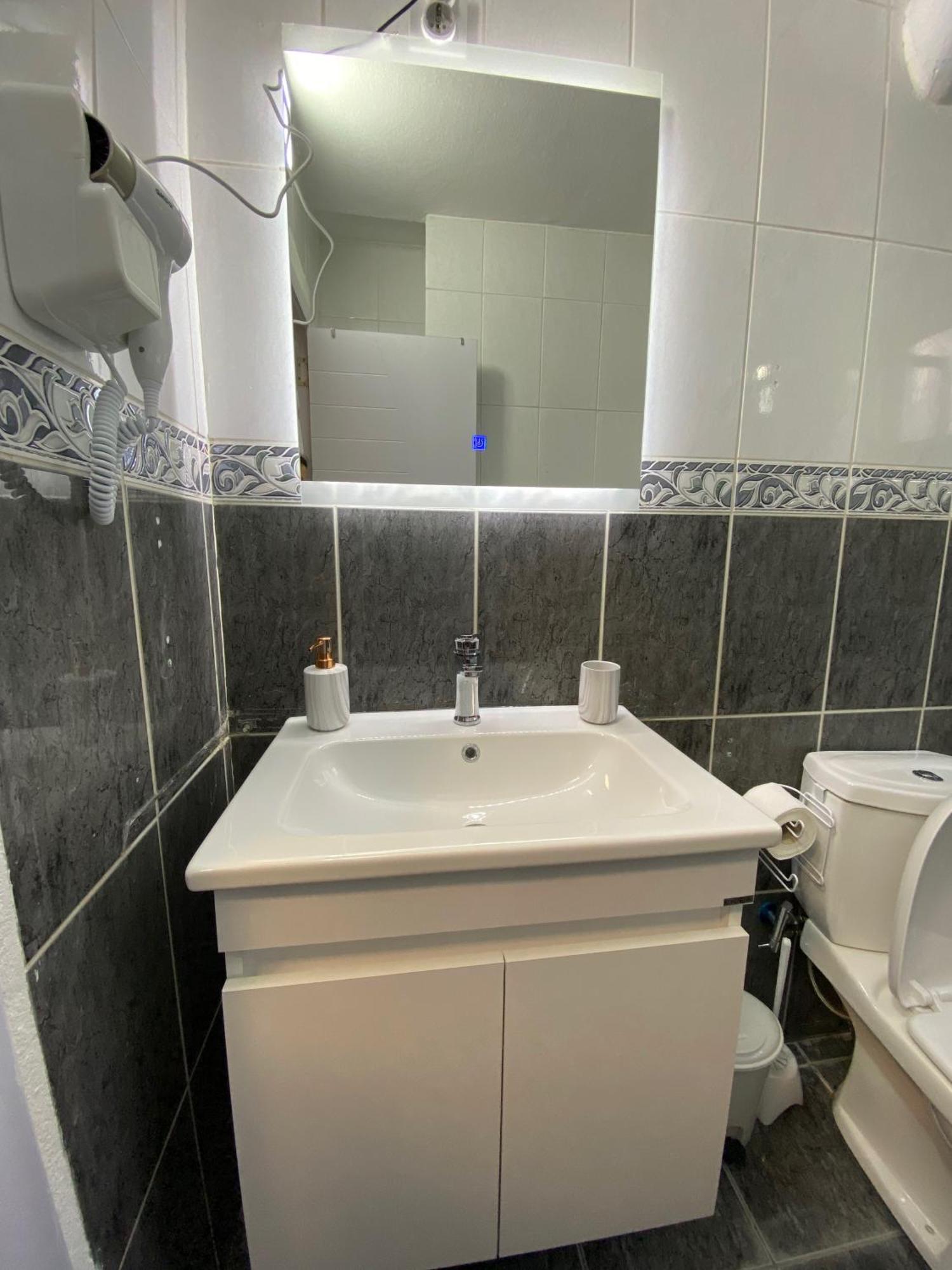Hotspot Apartments - City Center Prishtine Bagian luar foto